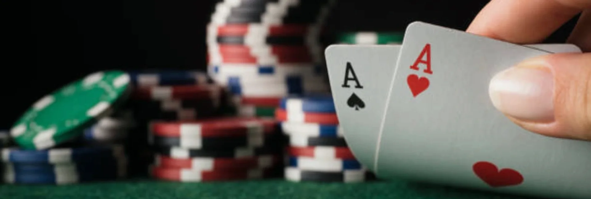 Casinotafel met kaarten en fiches